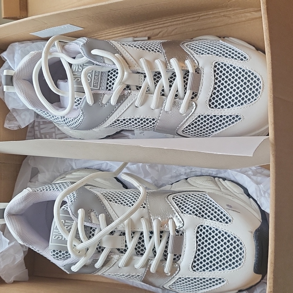 WOMANS SNEAKERS  TAKING OFFERS
